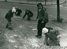 5091. Rysunki wykonywane przez dzieci na chodniku przy Zakladowym Domu Kultury HUTNIK w Gostyniu (1981 r.)