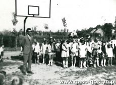 5099.Uroczyste zakonczenie roku szkolnego w Szkole Podstawowej w Kunowie (21 czerwca 1969 r.) - przemawia kierownik szkoly Henryk Mackowiak