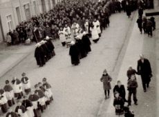 511.Misja parafialna w Gostyniu (20 grudnia 1946 r.) - niesienie krzyza misyjnego na ulicy 3 Maja