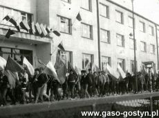 5117.Wymarsz uczniow Zespolu Szkol Zawodowych w Gostyniu do pochodu 1-majowego (1988 r.)