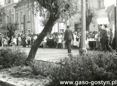 5119.Rynek w Gostyniu - uczniowie Zespolu Szkol Zawodowych w Gostyniu na zbiorce do pochodu 1-majowego (1988 r.)