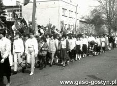 5120.Uczniowie Zespolu szkol Zawodowych w Gostyniu w pochodzie 1-majowym (1988 r.)