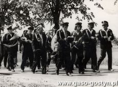 5142.Dozynki w Goli - przemarsz Orkiestry Detej Cukrowni w Gostyniu (1976 r.)