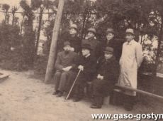 5154.Komitet odbudowy Gimnazjum w Gostyniu (1945 r.), w srodku siedzi ksiadz Franciszek Olejniczak