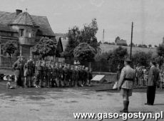 5160. Odprawa na boisku Szkoly Podstawowej nr 2 w Gostyniu przed wyjazdem na oboz harcerski (1956 r.)