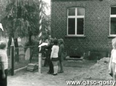 5163. Inauguracja roku szkolnego w Szkole Podstawowej w Kunowie (2 wrzesnia 1974 r.)-poczet sztandarowy podczas wciagania flagi na maszt