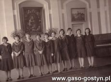 5163.Uczennice Gimnazjum w Gostyniu w auli szkoly przed obrazem Matki Boskiej Gimnazjalnej (poczatek lat 30. XX wieku)