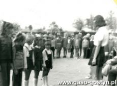 5164.Inauguracja roku szkolnego w Szkole Podstawowej w Kunowie (2 wrzesnia 1974 r.)-przedwoniczaca Samorzadu Szkolnego odbiera raport od przedstawicieli poszczegolnych klas