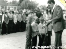 5166.Inauguracja roku szkolnego w Szkole Podstawowej w Kunowie (2 wrzesnia 1974 r.)-dyrektor Henryk Mackowiak przyjmuje pierwszoklasistow wreczajac dzienniczki uczniowskie jako symbol ucznia