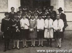 5166.Profesor Wladyslaw Kolomlocki i uczniowie klasy IV Gimnazjum w Gostyniu przed wymarszem na lekcje przyrody nad rzeke Kanie (27 maja 1929 r.)