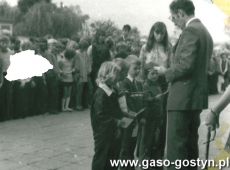 5167.Inauguracja roku szkolnego w Szkole Podstawowej w Kunowie (2 wrzesnia 1974 r.)-dyrektor Henryk Mackowiak przyjmuje pierwszoklasistow wreczajac dzienniczki uczniowskie jako symbol ucznia