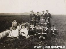 5167.Profesor Wladyslaw Kolomlocki i uczniowie klasy IV Gimnazjum w Gostyniu na lekcji przyrody nad rzeka Kania (w oddali laki podrzeckie) - 27 maja 1929 r.