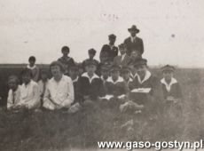 5168.Profesor Wladyslaw Kolomlocki i uczniowie klasy IV Gimnazjum w Gostyniu na lekcji przyrody nad rzeka Kania (27 maja 1929 r.)