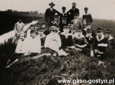 5169.Profesor Wladyslaw Kolomlocki i uczniowie klasy IV Gimnazjum w Gostyniu na lekcji przyrody nad rzeka Kania (27 maja 1929 r.)