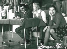 517.Inauguracja roku sportowego szkol gostynskich w hali SP 2 w Gostyniu (1977r.), A.Skirtun (SP2), Jerzy Bajer (SP3) i J.Dworecka(SP2)