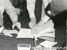 5172.Podpisanie Kodeksu Ucznia w Liceum Ogolnoksztalcacym w Gostyniu (13 pazdziernika 1975 r.)