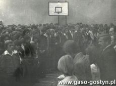 5176.Inauguracja roku szkolnego w Zasadniczej Szkole Zawodowej w Gostyniu (1976 r.) - slubowanie uczniow klas pierwszych