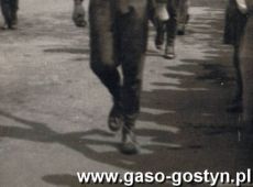 518.Pilkarze MZKS Kania Gostyn w pochodzie 1-majowym, na pierwszym planie Andrzej Klups