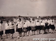5180.Gostynskie gimnazjalistki nad rzeka Warta w drodze do Rogalina (czerwiec 1930 r.)
