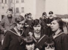 5181.Uczennice Gimnazjum w Gostyniu na boisku szkolnym (kwiecein 1930 r.)