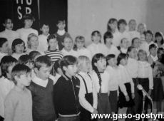 5184.Akademia w Szkole Podstawowej nr 1 w Gostyniu z okazji rocznic powstania Ludowego Wojska Polskiego, Milicji Obywatelskiej i Sluzby Bezpieczenstwa (1984 r.).JPG