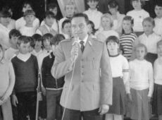5188.Akademia w Szkole Podstawowej nr 1 w Gostyniu z okazji rocznic powstania Ludowego Wojska Polskiego, Milicji Obywatelskiej i Sluzby Bezpieczenstwa (1984 r.).JPG