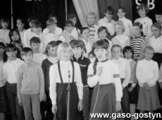 5189.Akademia w Szkole Podstawowej nr 1 w Gostyniu z okazji rocznic powstania Ludowego Wojska Polskiego, Milicji Obywatelskiej i Sluzby Bezpieczenstwa (1984 r.).JPG
