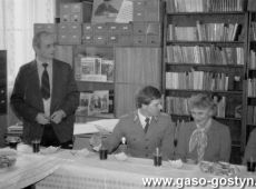 5191.Spotkanie w pokoju nauczycielskim Szkoly Podstawowej nr 1  z okazji rocznic powstania Ludowego Wojska Polskiego, Milicji Obywatelskiej i Sluzby Bezpieczenstwa (1984 r.).JPG