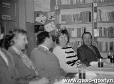 5192.Spotkanie w pokoju nauczycielskim Szkoly Podstawowej nr 1  z okazji rocznic powstania Ludowego Wojska Polskiego, Milicji Obywatelskiej i Sluzby Bezpieczenstwa (1984 r.).JPG