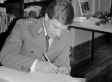 5193.Spotkanie w pokoju nauczycielskim Szkoly Podstawowej nr 1  z okazji rocznic powstania Ludowego Wojska Polskiego, Milicji Obywatelskiej i Sluzby Bezpieczenstwa (1984 r.).JPG