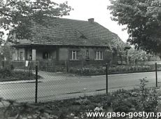 5199.Dom w Czajkowie wybudowany na poczatku XX wieku z fundacji Potworowskich z Goli (zdjecie z lat 80. XX wieku)