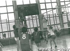 520.Inauguracja roku sportowego szkol gostynskich w hali SP 2 w Gostyniu (1977r.)-mecz pilki siatkowej