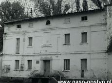 5218.Spichlerz w Kosowie wybudowany okolo 1870 roku podczas rozbudowy majatku Potworowskich (zdjecie z lat 80. XX wieku)