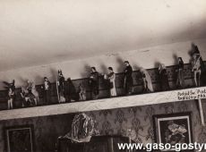 5220.Pochod sw. patronow rodziny Skorupkow w domu Tomasza Skorupki w Kosowie (1934 r.) - rzezby wykonal swiatkarz Andrzej Majchrzak