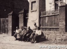 5221.Przed domem Skorupkow w Kosowie (1934 r.)