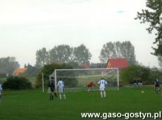 5232.III Runda Pucharu Polski w Pilce Noznej, mecz Wielkopolanka Szelejewo-Zjednoczeni Pudliszki 3-0 (Szelejewo, 11 pazdziernika 2006 r.), rzut karny na 2-0 dla gospodarzy wykorzystal Krzysztof Niedziela