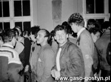5234.Spotkanie z Tadeuszem Karolczakiem - taternikiem, alpinista, wspinaczem skalkowym i himalaista (aula Liceum Ogolnoksztalcacego w Gostyniu, 1986 r.).JPG