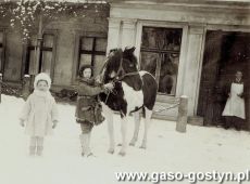 5255.Joanna i Jacek Kurnatowscy, dzieci Jadwigi (1899-1977) z domu Mogilnickiej i Jana Nepomucena (1898-1970), ostatniego wlasciciela Dusiny i Pozegowa, zdjecie wykonano w styczniu 1938 roku przed palacem w Dusinie