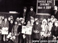 5273. Dzieci z Przedszkola nr 1 w Gostyniu po konkursie pt. Chcesz byc zdrowy-dbaj o zeby (Dom Kultury Hutnik w Gostyniu, 1982 r.)