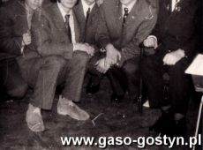 528.Dzialacze i pilkarze MZKS Kania Gostyn ze sztandarem klubowym otrzymanym z okazji 50-lecia klubu (1973 r.)