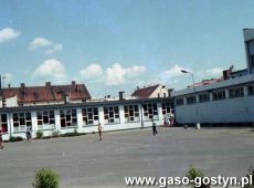 5288.Boisko w Szkole Podstawowej nr 2 w Gostyniu (1993 r.).JPG