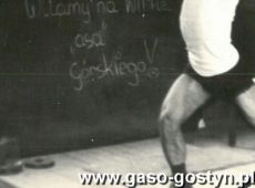 529.Podrzut w wykonaniu Tadeusza Karolczaka (LZS Gostyn) - 1973 r.