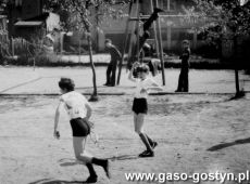 5291.Lekcja wychowania fizycznego na boisku Szkoly Podstawowej nr 1 w Gostyniu (1981 r.).JPG