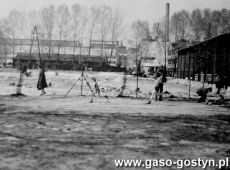 5292.Lekcja wychowania fizycznego na boisku Szkoly Podstawowej nr 1 w Gostyniu (1981 r.).JPG