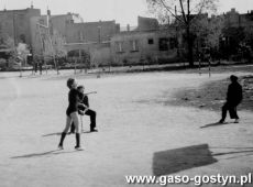 5293.Lekcja wychowania fizycznego na boisku Szkoly Podstawowej nr 1 w Gostyniu (1981 r.).JPG