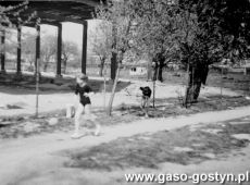 5294.Lekcja wychowania fizycznego na boisku Szkoly Podstawowej nr 1 w Gostyniu (1981 r.).JPG