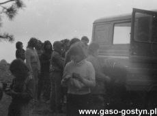 5299.Uczniowie Szkoly Podstawowej nr 1 podczas zbioru ziemniakow na polu PGR w okolicach Gostynia (1982 r.).JPG