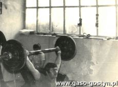 530.Zawodnik LZS Gostyn Waldemar Niedziela w rwaniu (1973 r.)