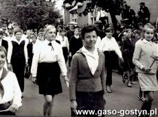 5301.Uczniowie Szkoly Podstawowej nr 3 w Gostyniu w pochodzie 1-majowym (1968 r.)