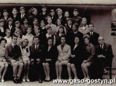 5302.Absolwenci (klasa VIIIc) i nauczyciele Szkoly Podstawowej nr 3 w Gostyniu (1970 r. 